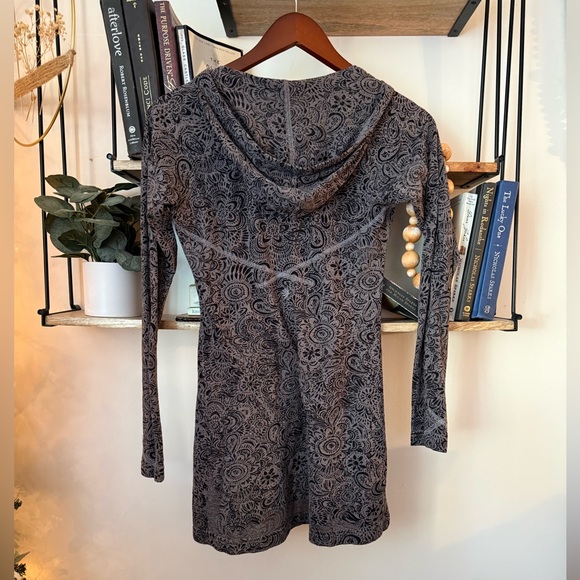 Athleta Sheer Black and Gray Patterned lightweight Hoodie - Picture 5 of 9